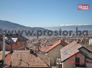 NEW BUILDING SUNNY SIDE! Three-room apartment with a three-sided orientation, with a beautiful view of Sarajevo, Sedrenik, the Center! PRICE 3,600.00 KM/m2 with VAT! ***VR 360°***