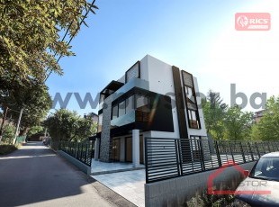 Multi-purpose residential and business building on three floors with private parking space and garage in the immediate vicinity of Bosmal, Hrasno Brdo