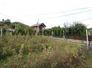 A spacious plot of land with a regular shape in a natural environment, registered area of 705m2 in the settlement of Ahatovići, Novi Grad