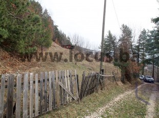 A spacious and sunny plot of registered land with an area of 1,240 m2 with an open view of the city, located in an attractive environment in the settlement of Poljine