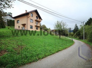 Registered, ready-to-move-in and quality-built house with a spacious yard on a plot of 991 m2, across the road from the Remontni Zavod, near the center of Hadžići