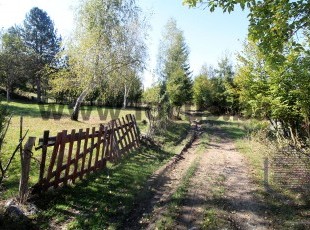 A spacious and sunny plot of registered land with an area of 1,003m2 in a nice environment with plenty of greenery at the beginning of the Vlakovo settlement, Ilidža Municipality
