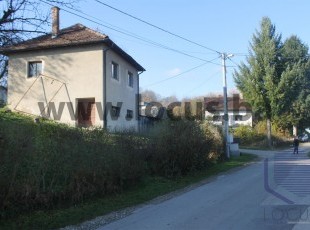 Registered house in its original condition on a spacious and sunny plot of 5,494sqm in the Meljine settlement, Kreševo Municipality