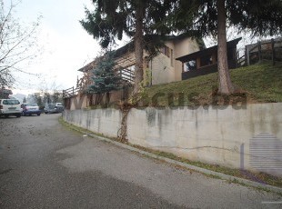 A quality-built house with access to the main road on a spacious plot of 5,605sqm in the settlement of Mostarsko raskršće, Hadžići