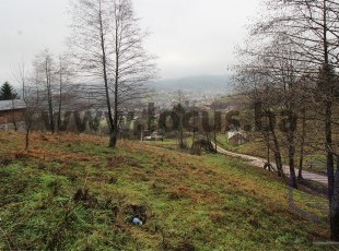 Sunny plot with an open view, registered area of 1,839m2, located in a quiet and accessible environment with plenty of greenery in us. Pazarić, Hadžići
