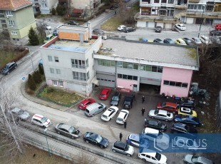 Residential and commercial building with three residential units and commercial space with a total area of 500m2 in an attractive location in the Koševsko brdo settlement, Center