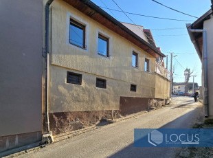 House in original condition on a 406m2 plot with panoramic views of the city, just a 4-5 minute walk from Baščaršija, Alifakovac, Old Town
