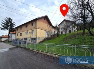 Three-story house with a gross area of 200m2 and a yard on a plot of 290m2 near the main road at the very beginning of the Švrakino settlement, Novi Grad