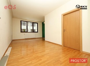 Three bedroom apartment with three sided orientation and garden in a smaller building of recent construction.