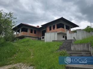 Dvije kuće na prostranoj i osunčanoj građevinskoj parceli površine 34.125m2 na pristupačnoj lokaciji sa otvorenim pogledom u naselju Hotonj-Barice, Vogošća