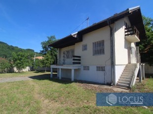 Kvalitetno građena kuća u izvornom stanju sa velikim dvorištem na prostranoj i pristupačnoj parceli površine 1.389m2 u nas. Lepenica-Azapovići, Kiseljak