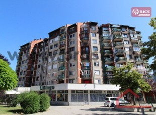 Adaptiran dvosoban stan sa lođom i lijepim pogledom u kvalitetnoj zgradi, Teheranski trg, Vojničko polje