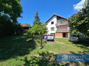 Useljiva i uknjižena kuća na osunčanoj parceli uknjižene površine 6.752m2, smještena na pristupačnoj lokaciji u mirnom i prirodnom okruženju, Donja Vogošća