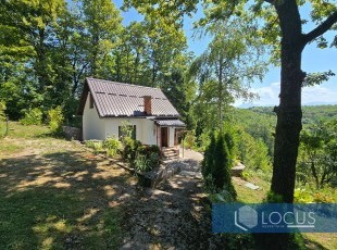 Cottage with a beautifully landscaped yard and a stunning open view on a plot of 652m2 in a natural environment and accessible location in Vidovci, Gladno Polje
