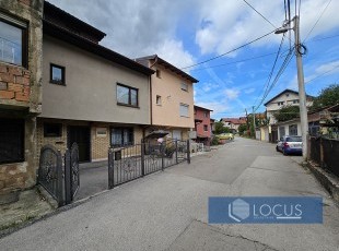 Useljiva kuća u nizu sa manjim dvorištem na izuzetno pristupačnoj lokaciji u blizini Fabrike duhana, naselje Pofalići, Novo Sarajevo