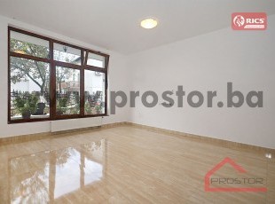 Polunamješten trosoban stan u privatnoj kući sa baštom i privatnim parking mjestom, Aerodromsko naselje