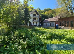 Cottage in original condition on a 530 m² plot in a prime location in the Jasen settlement, Ilidža Municipality, near the Sarajevo-Bjelašnica road
