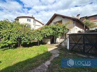 House in original condition, situated on a 303 m² plot at the beginning of Kasindolska Street, in the Stup neighborhood, Ilidža Municipality