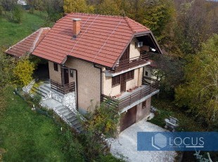 Registered house with a garage on a sunny and spacious plot of 1,900 m², with excellent access, located in a beautiful natural setting in the Binježevo neighborhood, Municipality of Hadžići