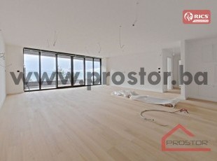 NOVOGRADNJA ROOF GARDENS! Savremen i prostran trosoban stan površine 116 m², jugozapadne orijentacije i prelijepog pogleda, smješten na drugom spratu novog, eskluzivnog stambeno-poslovnog kompleksa “Roof Gardens”– parking mjesto uključeno u cijenu
