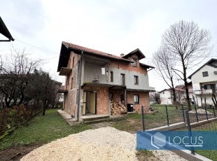 A house with a spacious yard on a 789m2 plot of land, located in an extremely attractive location behind the Bingo Center, Stup neighborhood, Ilidža Municipality