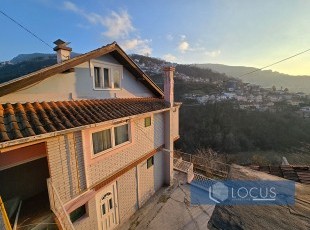 Comfortable house with P+1 floors and a beautiful panoramic view of the city, on a 430m2 plot, above the Saraj Hotel on Nevjestina Street, Vratnik
