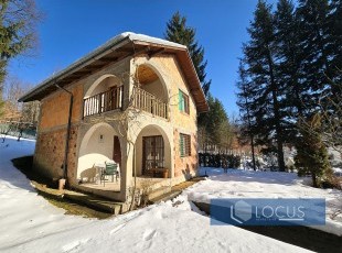 A weekend house with a beautifully landscaped yard and an open view on a 791m2 plot in a natural setting and a convenient location in the settlement of Gornje Vlakovo, Ilidža