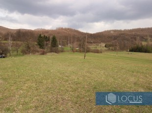 Sunny plot of land measuring 3,703m2 with a registered but devastated building, only 3 minutes from the main road in the Brnjaci settlement, Kiseljak
