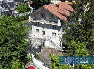 Kvalitetno građena kuća sa uređenim dvorištem, stambene površine cca. 500m2 na atraktivnoj i pristupačnoj lokaciji u ul. Drinska, Pofalići, Novo Sarajevo