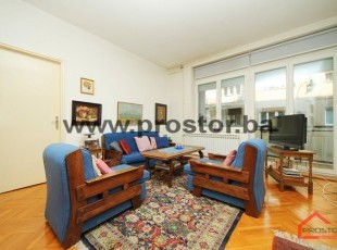 2BDR apartment with two spacious loggias and a double sided orientation, Koševo street, Center. The building has its own parking area! - FOR SALE
